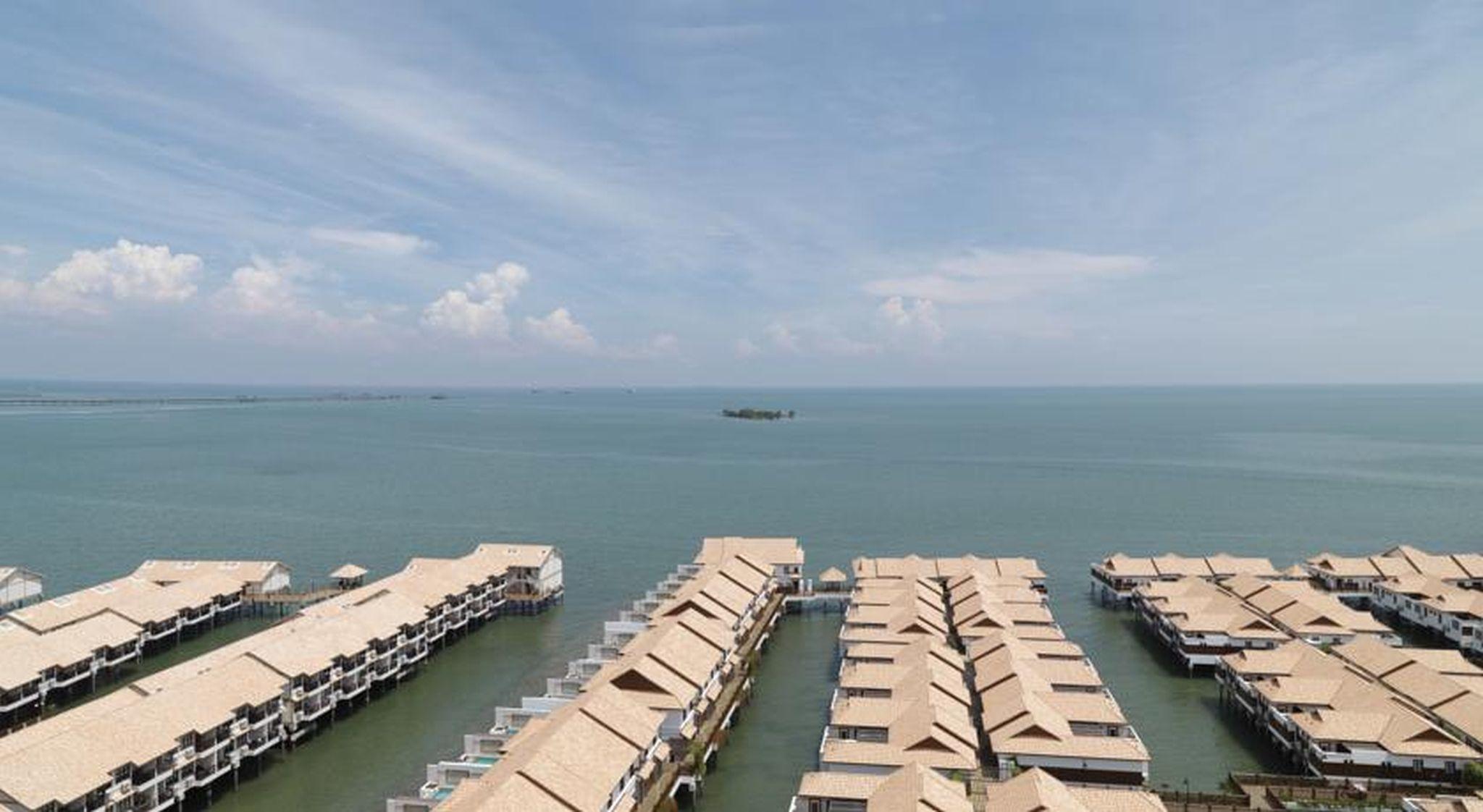 Grand Lexis Port Dickson Hotel Exterior foto The floating homes of the resort