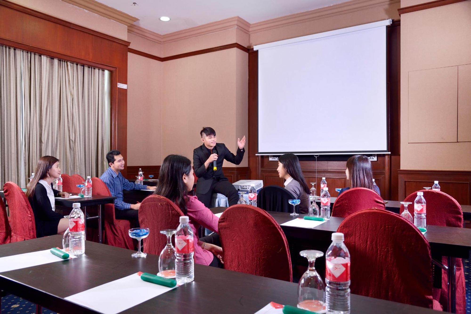 Grand Lexis Port Dickson Hotel Exterior foto A meeting in progress