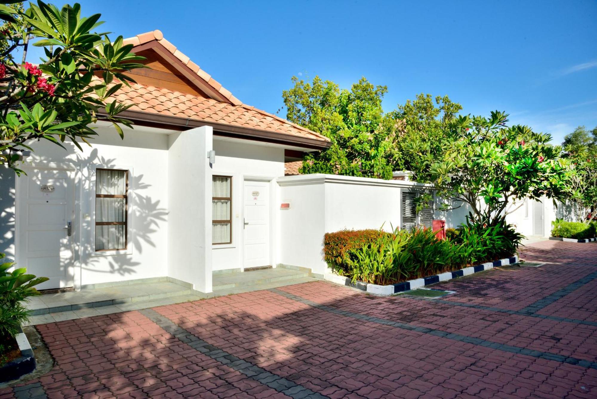 Grand Lexis Port Dickson Hotel Exterior foto A typical house in the village
