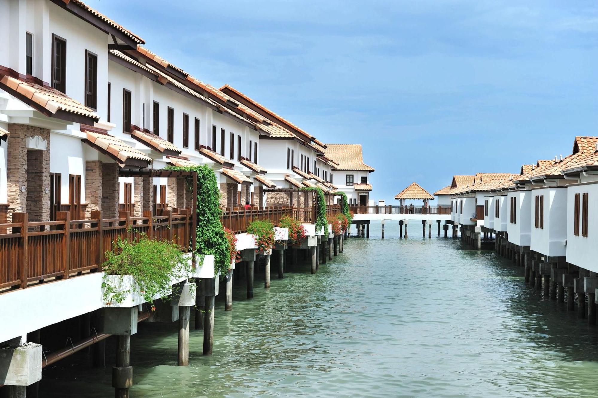 Grand Lexis Port Dickson Hotel Exterior foto The resort's villas