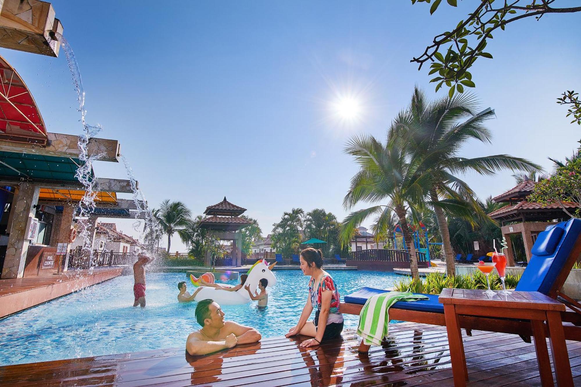 Grand Lexis Port Dickson Hotel Exterior foto The swimming pool at the resort
