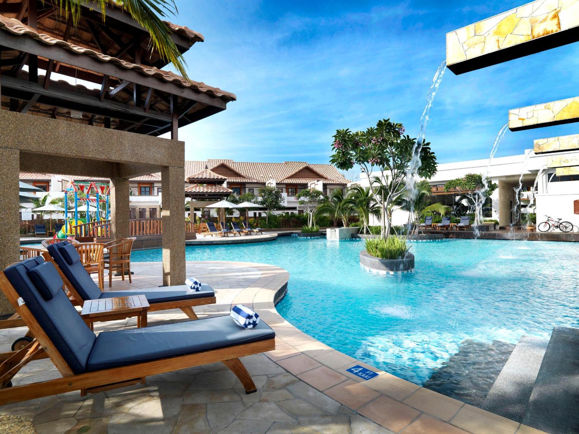 Grand Lexis Port Dickson Hotel Exterior foto The swimming pool at the resort