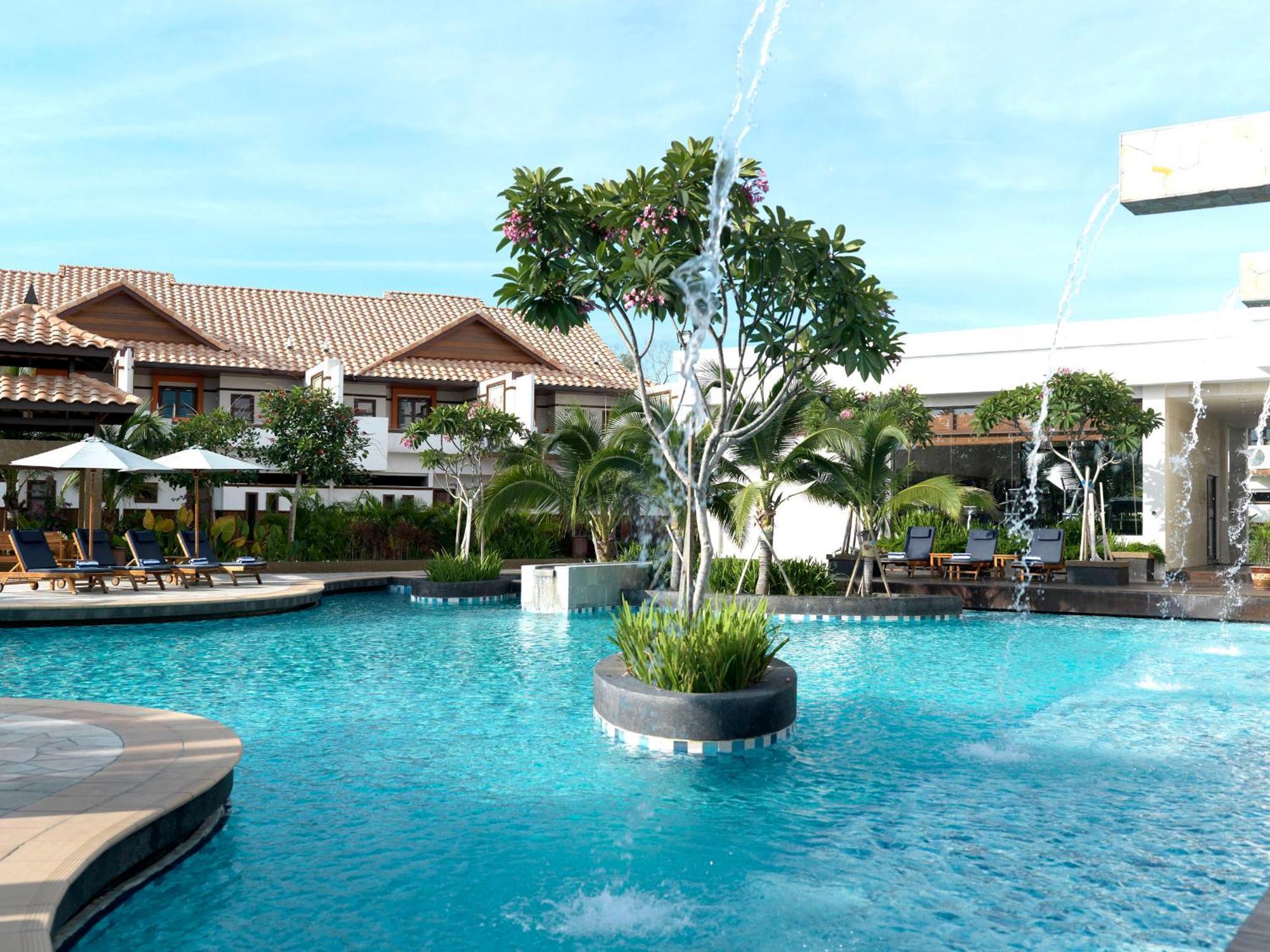 Grand Lexis Port Dickson Hotel Exterior foto The pool at the hotel