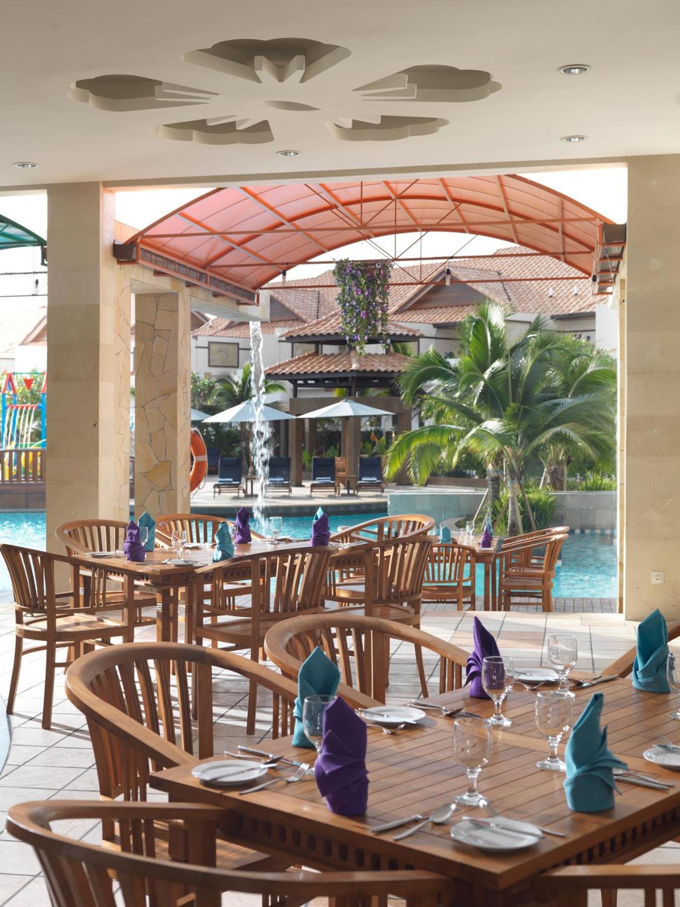 Grand Lexis Port Dickson Hotel Exterior foto The poolside restaurant
