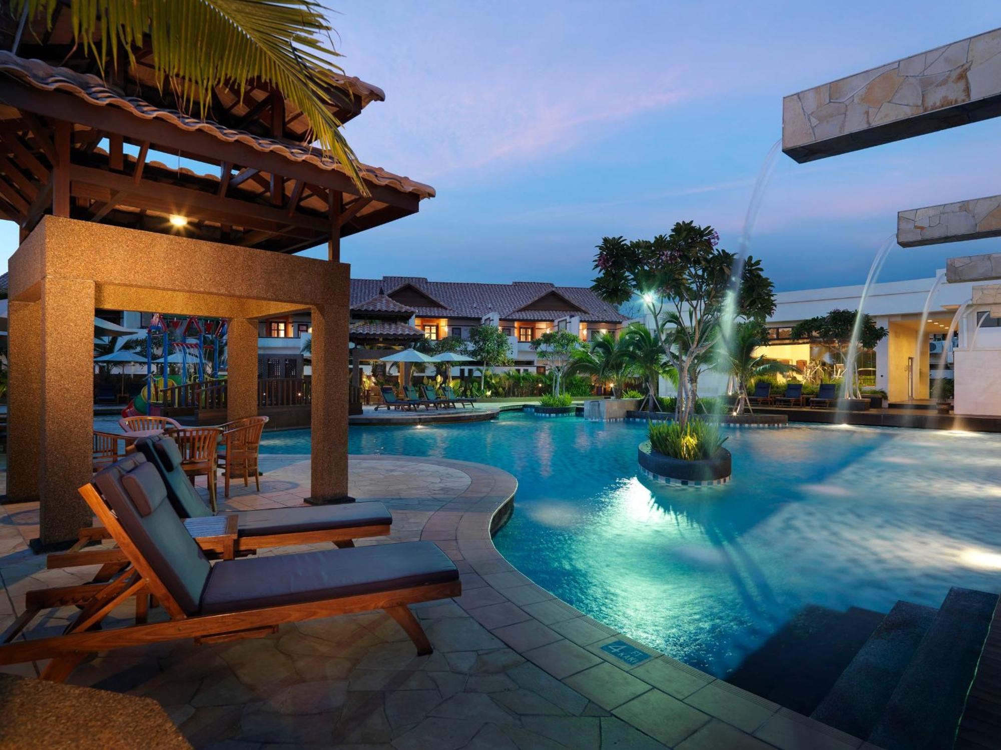 Grand Lexis Port Dickson Hotel Exterior foto The swimming pool at the resort