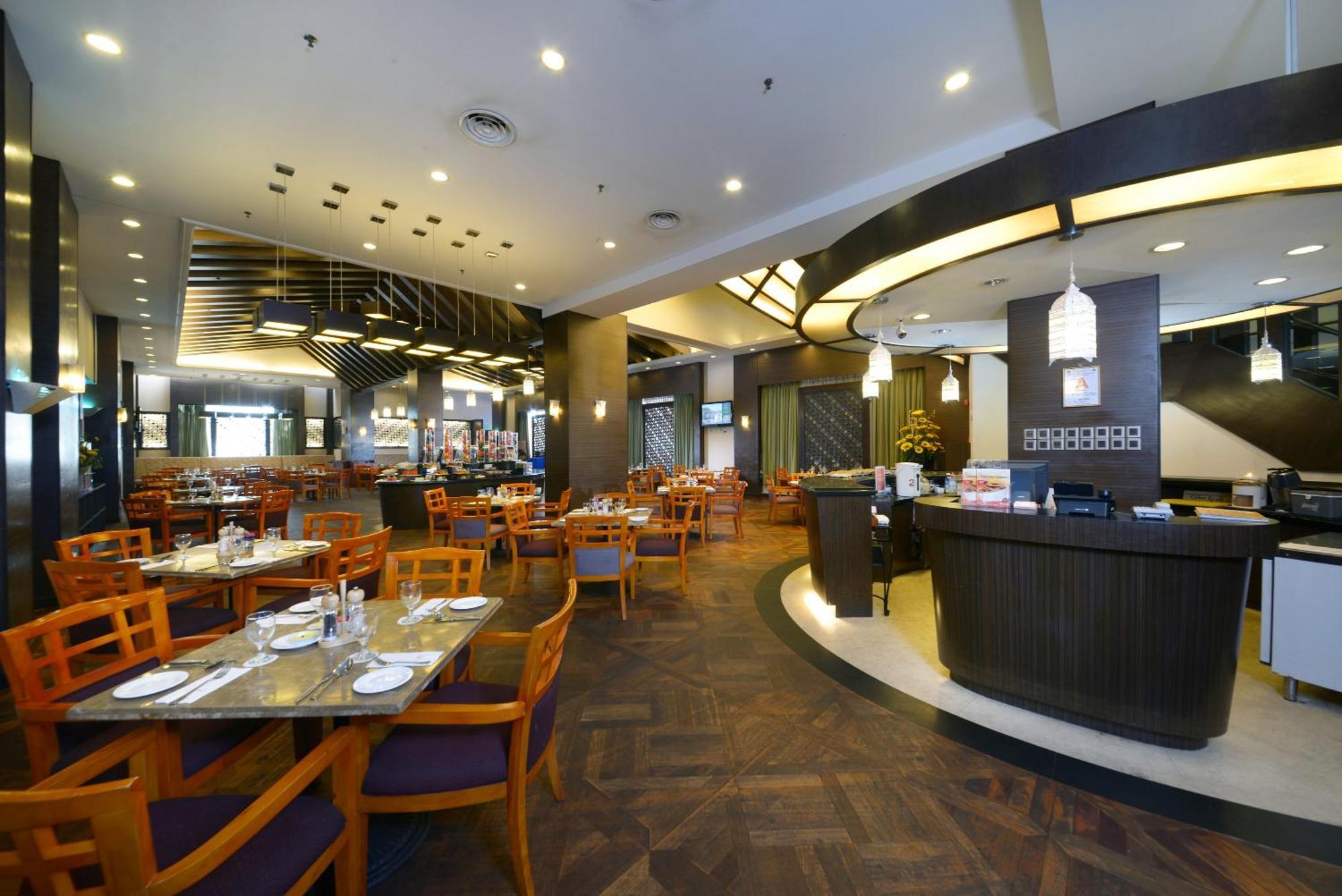 Grand Lexis Port Dickson Hotel Exterior foto The interior of the restaurant