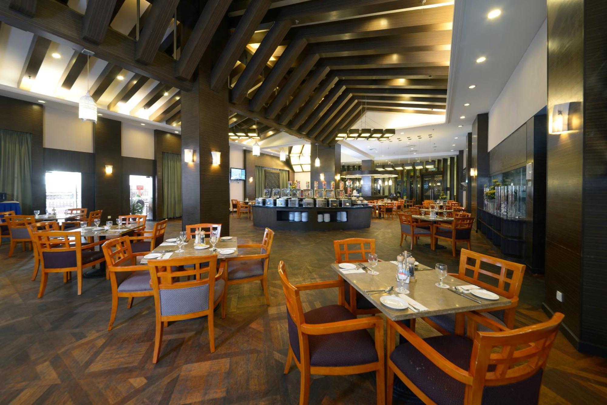 Grand Lexis Port Dickson Hotel Exterior foto The restaurant
