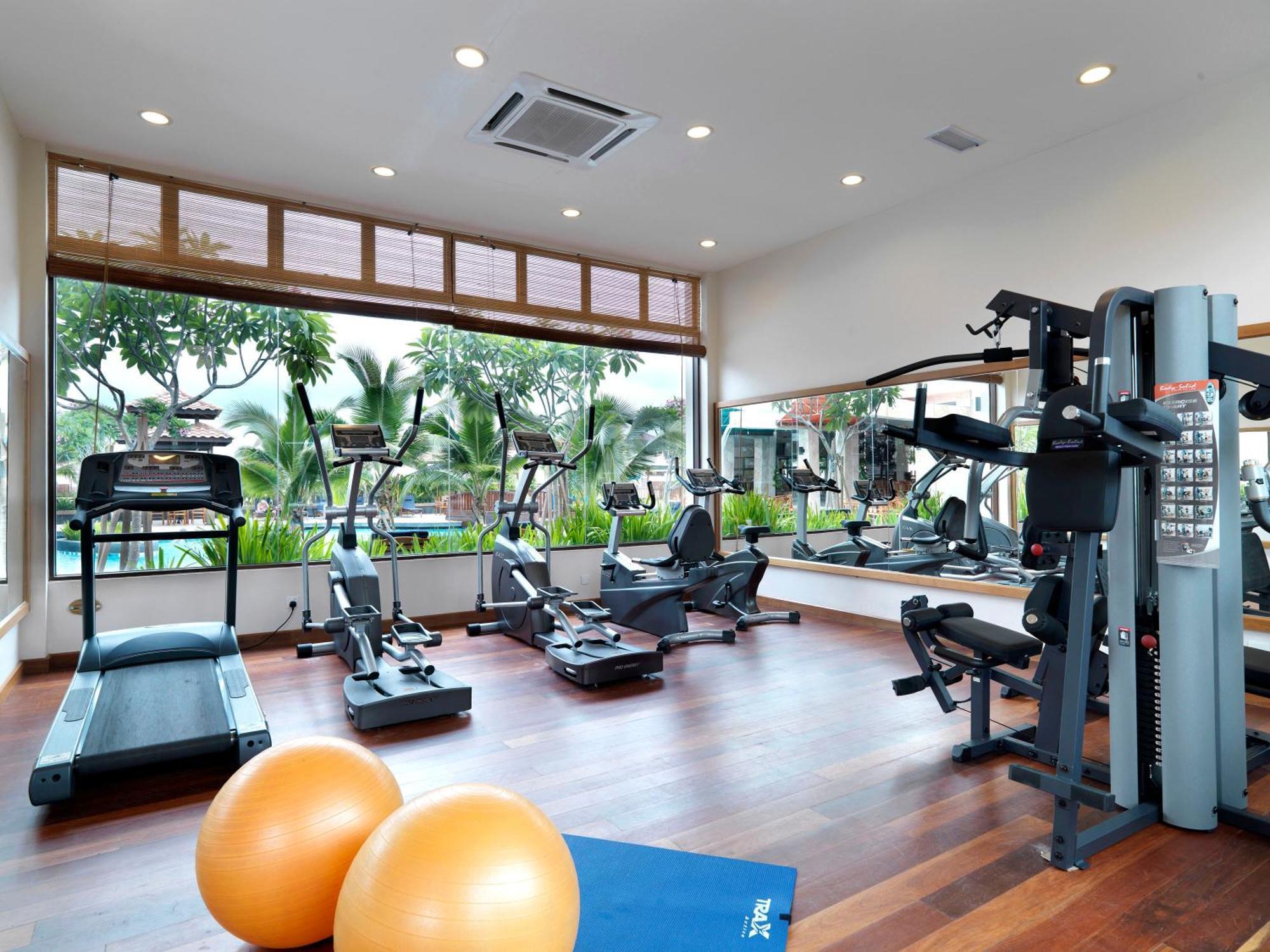 Grand Lexis Port Dickson Hotel Exterior foto A gym in a hotel
