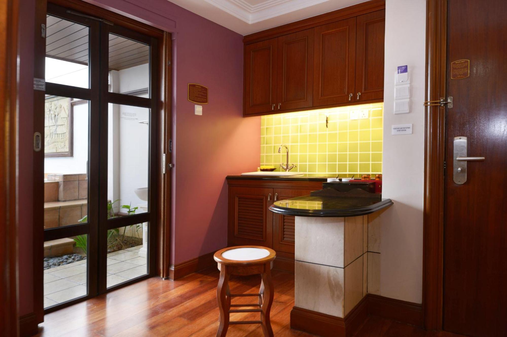 Grand Lexis Port Dickson Hotel Exterior foto A small kitchen in a hotel
