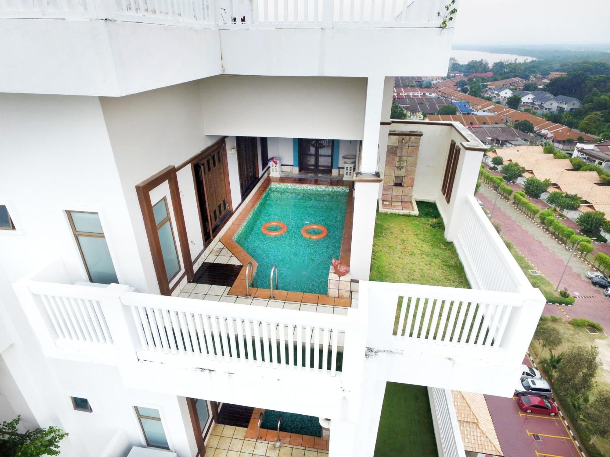 Grand Lexis Port Dickson Hotel Exterior foto A private pool at a condominium in Malaysia