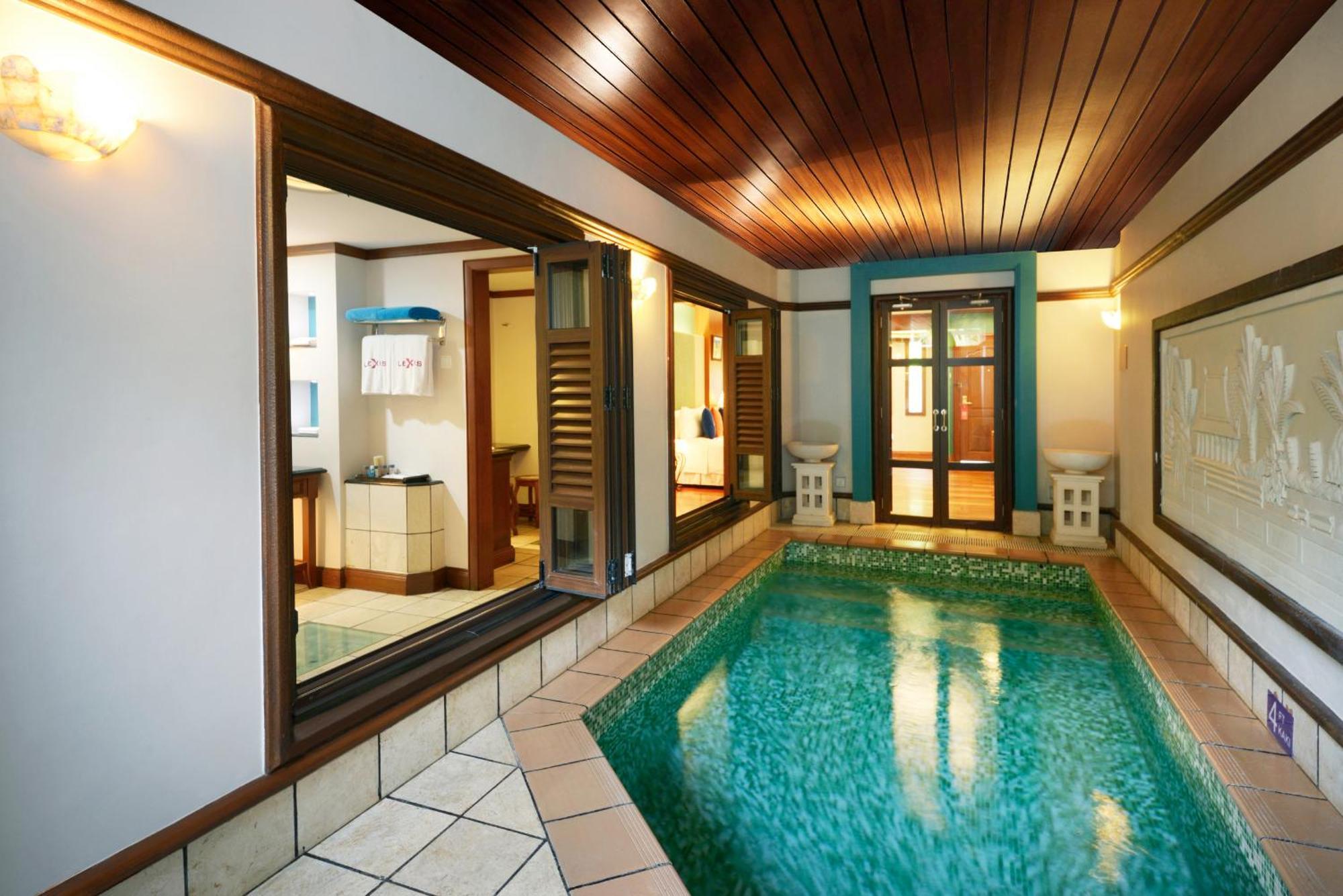 Grand Lexis Port Dickson Hotel Exterior foto A private pool at a hotel