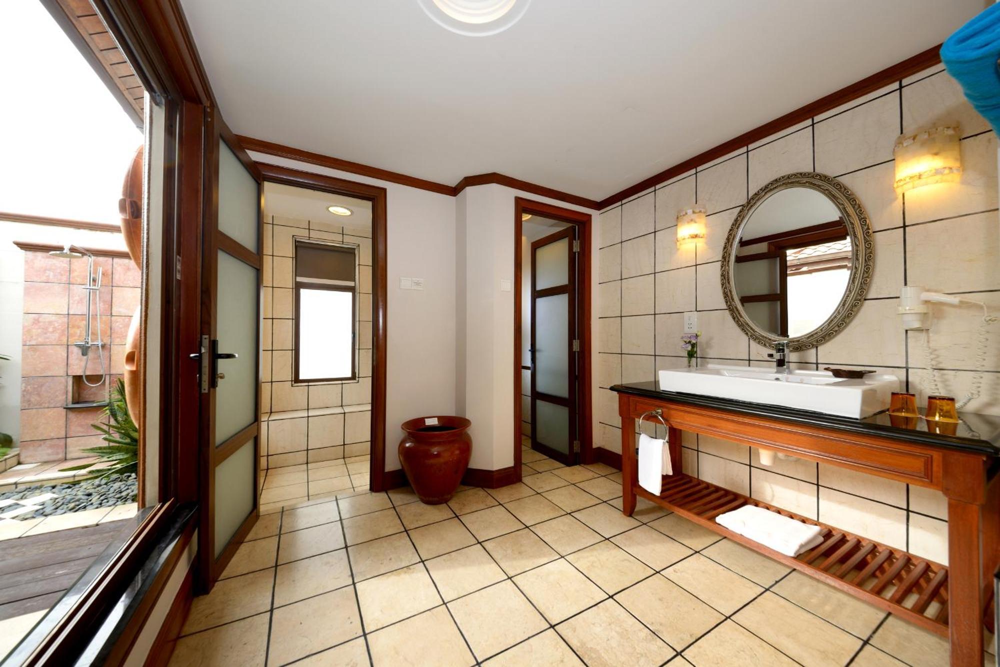 Grand Lexis Port Dickson Hotel Exterior foto Bathroom