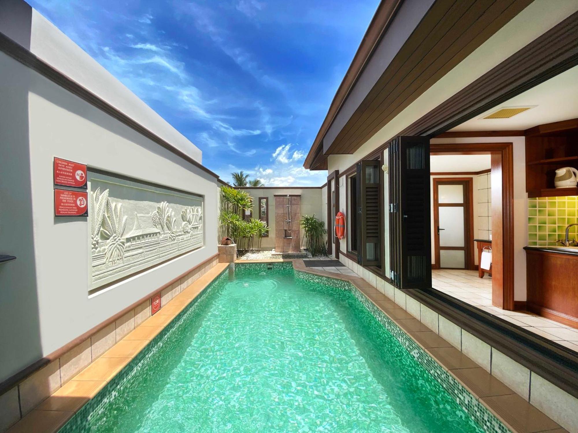 Grand Lexis Port Dickson Hotel Exterior foto A pool villa at the resort