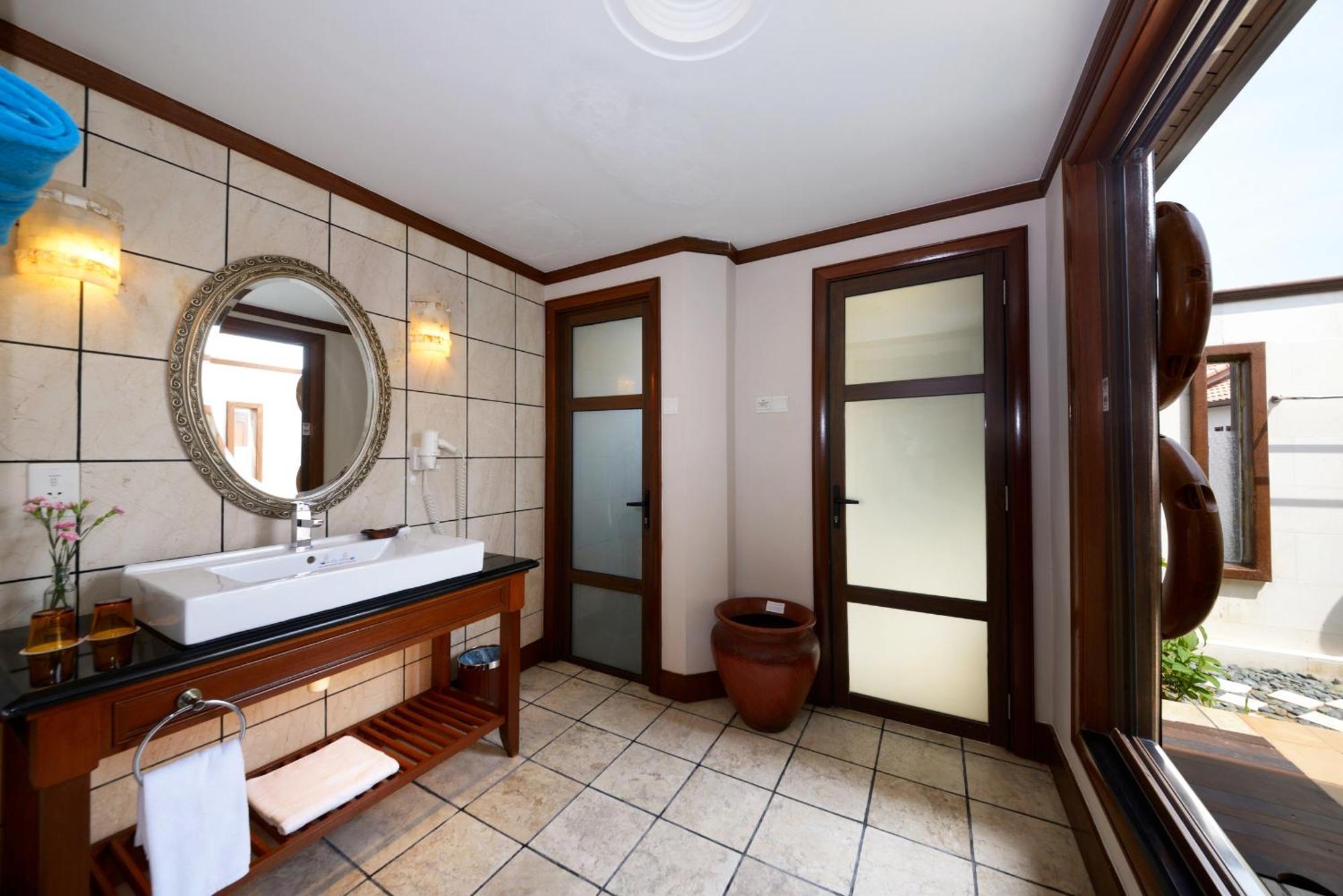 Grand Lexis Port Dickson Hotel Exterior foto Bathroom