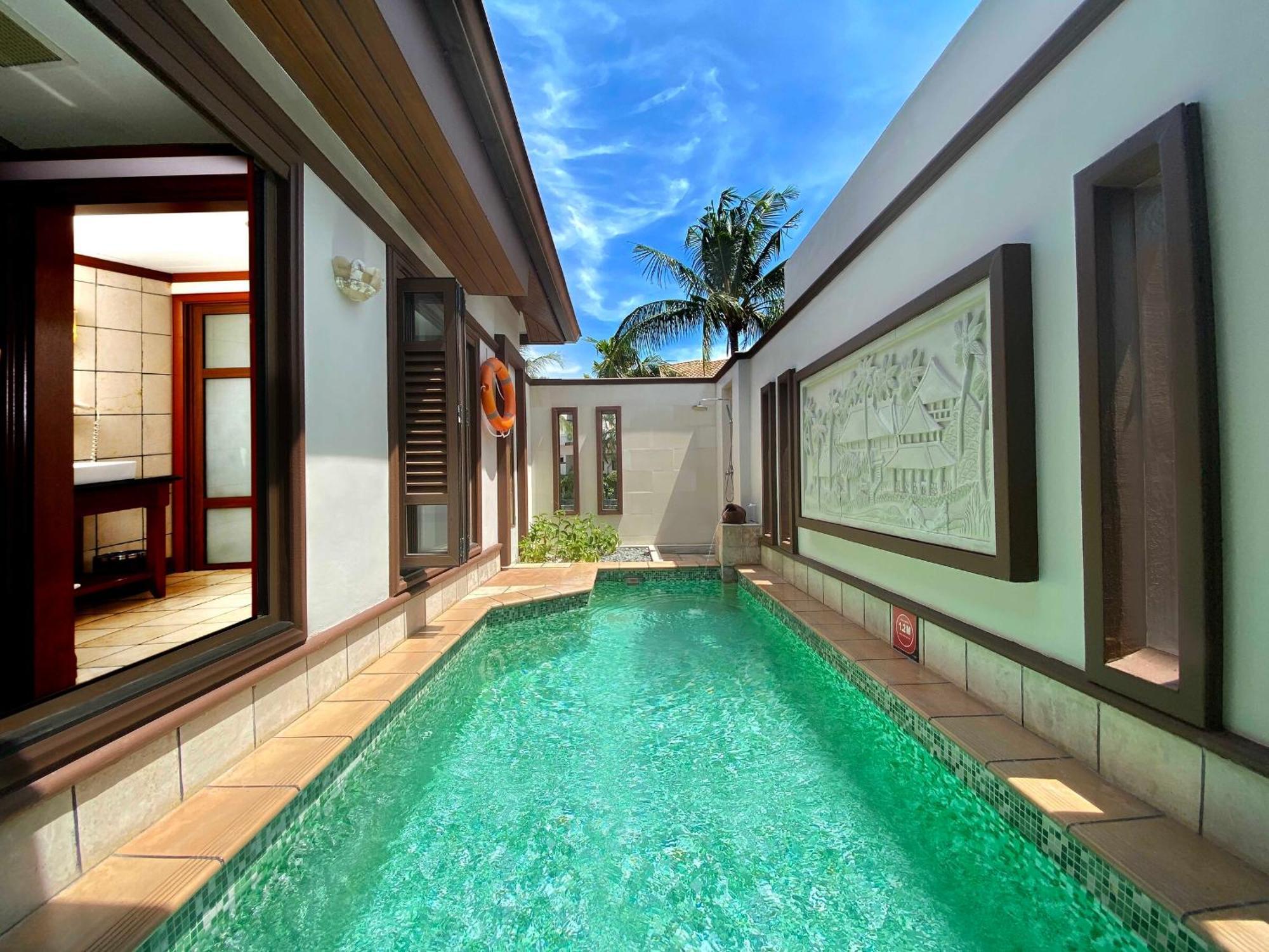 Grand Lexis Port Dickson Hotel Exterior foto A pool villa at the resort