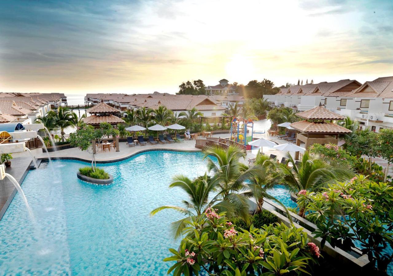 Grand Lexis Port Dickson Hotel Exterior foto The pool at the Hard Rock Hotel